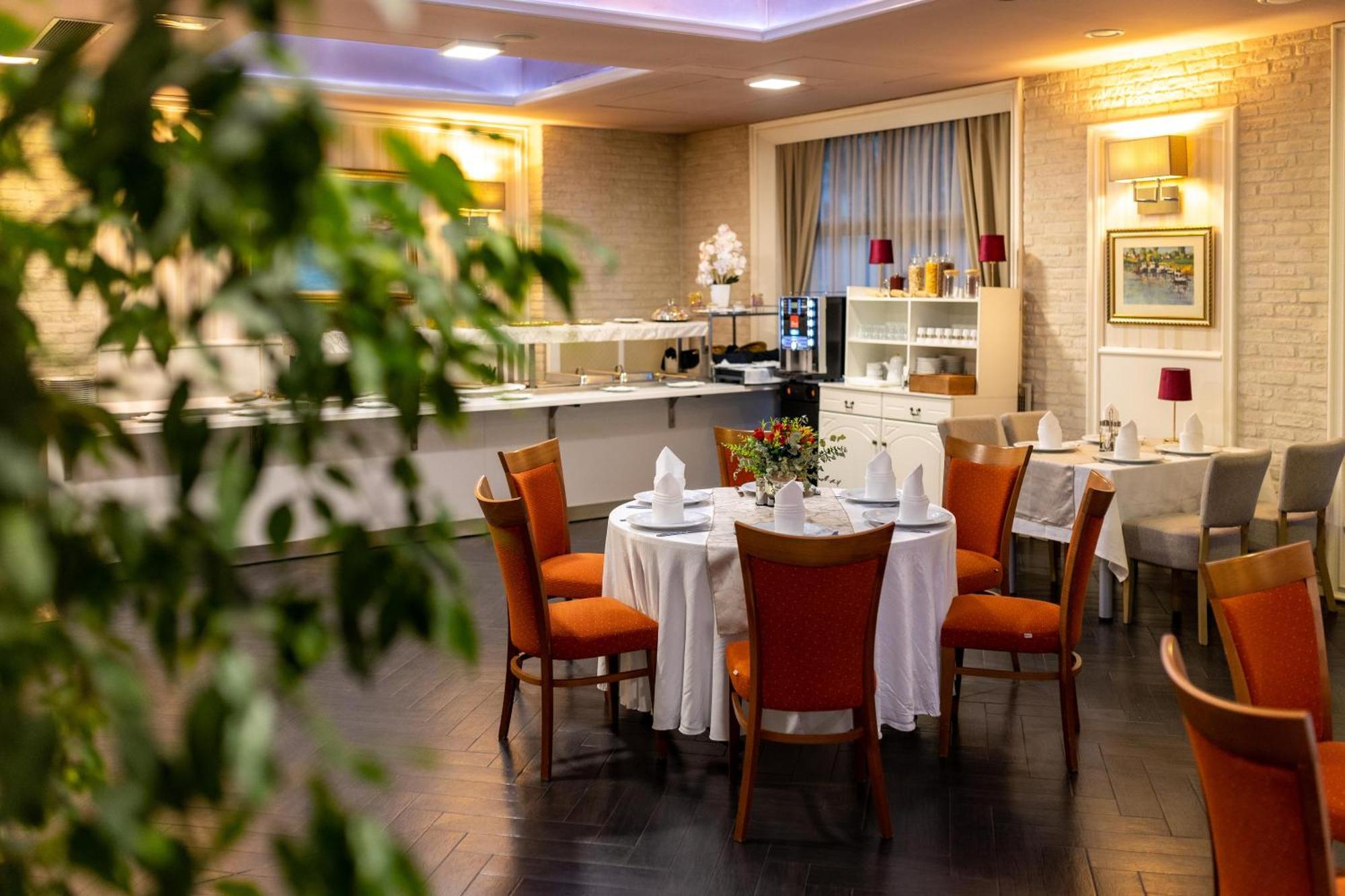 Art Hotel Slavonski Brod Buitenkant foto